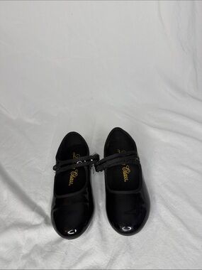 Girls dance class tap shoes